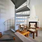 Village Maisonette شقة *